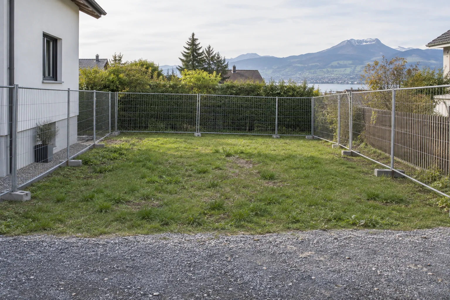 Abgesperrte Gartenfläche vor dem flachen Aushub